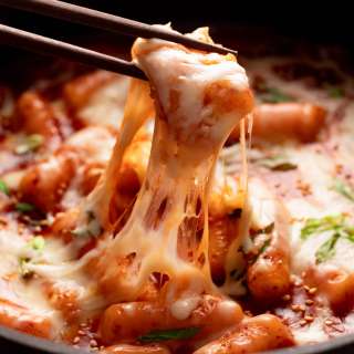Easy Cheese Tteokbokki (Korean Rice Cake Recipe)