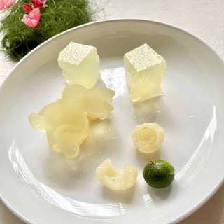 Canned sea coconut jelly with Canned longan