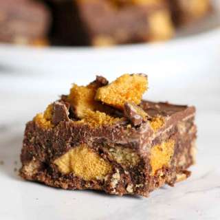 Easy Crunchie Tray Bake (No-Bake Honeycomb Tiffin)