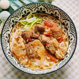 Phở Bò Sốt Vang (Rotwein-Rindfleisch-Reisbandnudelsuppe)