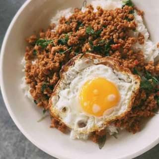 20-Minuten Pad Kra Pao (Thai Basilikum Hackfleisch-Rezept)