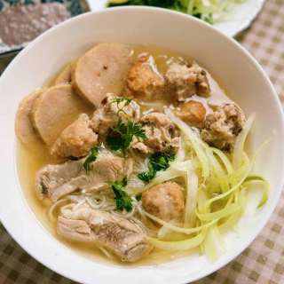 Bún Mọc (Vietnamesische Reisnudeln mit Schweinebällchen)