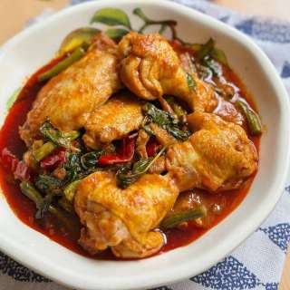 Pad Ped Gai (Thai Trockenes Rotes Curry mit Hähnchen)