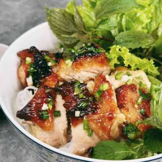 Bún Gà Nướng (Vietnamesischer Reisnudelsalat mit Hähnchen)