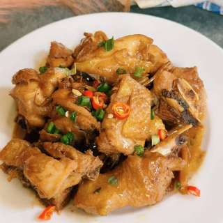 Vietnamesisches karamellisiertes Hähnchen mit Ingwer