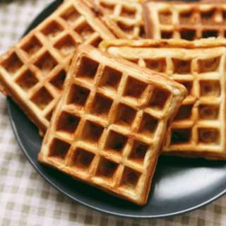 Vietnamese Banana Waffles (Bánh kẹp chuối)