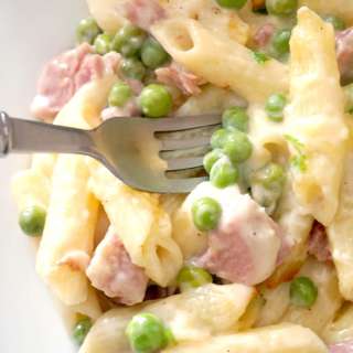Cheesy Ham and Pea Pasta Bake