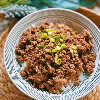 Vietnamese Ground Beef Rice Bowls (15 minutes)
