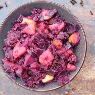 Dutch red cabbage with apples and pumpkin spice
