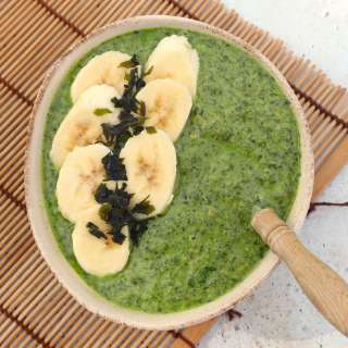 Smoothiebowl with spinach, banana, tigernuts, honey and wakame