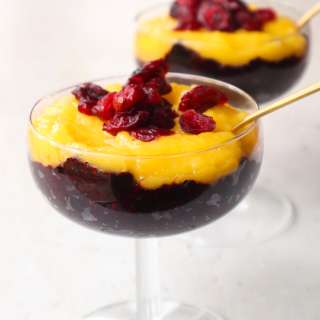 Wilde bosbes en cranberry chia pudding met mango