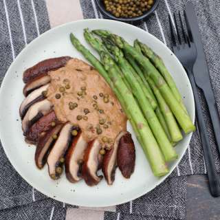 Portobello champignon steak met vegan groene pepersaus en groene asperges