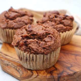 Zoete aardappelmuffins met teff, sinaasappel en tahin