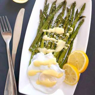 Asparagus with Hollandaise Sauce and Poached Eggs