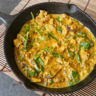 Indiase kip curry met spinazie en kokosmelk