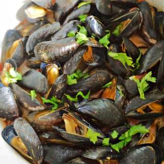 Steamed Chilli Mussels in Tomato Sauce