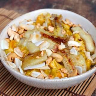 Zoete aardappel curry met gebakken banaan in kokosmelk