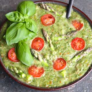 Rauwe spinazie gazpacho met groene asperges