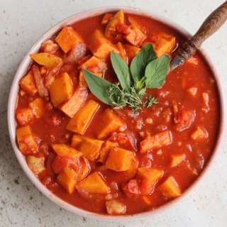 Tomatensoep met zoete aardappel en Mediterrane kruiden