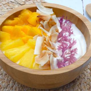Kokosyoghurt met ananas, mango en zeemos (rood zeewier)