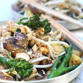Japanse roerbak met champignons, bimi, courgette en taugé