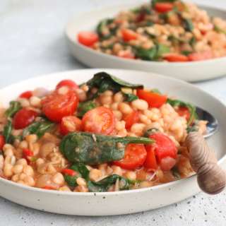 Creamy one pot with white beans, spinach and cherry tomatoes