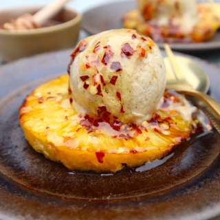 Gegrilde ananas met zuivelvrij ijs van mango en kokosmelk met chili honing saus