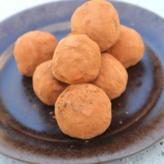 Fatfree no-chocolate truffles with dates, crunchy oats and carob