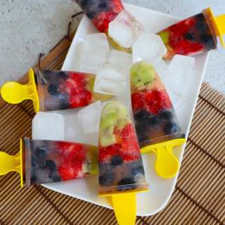 Waterijsjes met stukjes fruit, limoensap en kokoswater