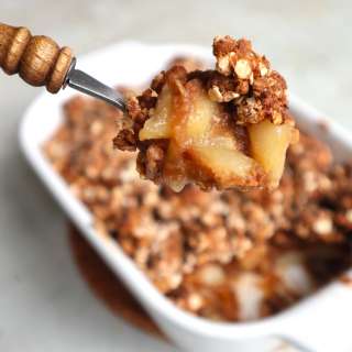 Glutenvrije, vetvrije & vegan peer crumble met kastanje en havermeel