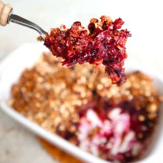 Cherry crumble from oat and chestnut flour