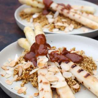 Asperges met gierst, vijg, amandelen en sinaasappel maple saus