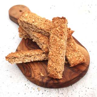 Crispy granola bars with oatmeal and honey
