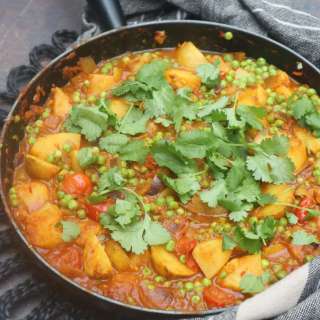 Indiase aardappelcurry met tuinerwtjes (aloo matar)