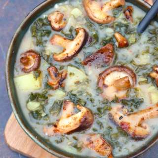 Boerenkoolsoep met aardappel en shiitake champignons (vegan caldo verde)