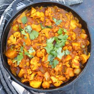 Indiase aardappelcurry met bloemkool (aloo gobi)