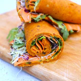 Flatbread with guacamole, arugula and vegan 'smoked salmon'