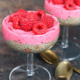 Overnight chia pudding met amandelpasta en frambozencrème
