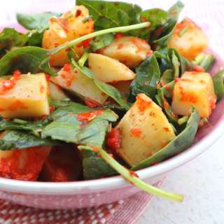 Aardappelsalade met spinazie en vetvrije dressing van geroosterde paprika
