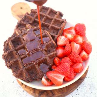 'Chocolade' wafels van zoete aardappel met 'chocolade' saus zonder cacao