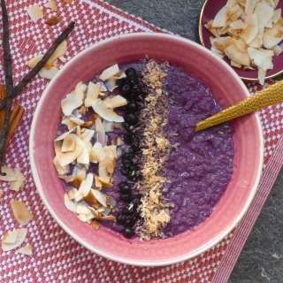 Cauliflower porridge with wild blueberries