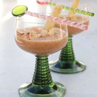 Creamy amuse-bouche from white asparagus and almonds