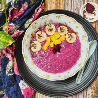 Beetroot Smoothie Bowl {Easy Low Calorie Beet Smoothie}