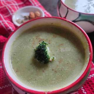 Easy Creamy Broccoli Almond Soup Recipe (Vegan)