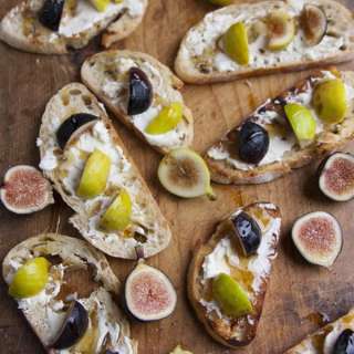 Fig and Mascarpone-Gorgonzola Crostinis with Lavender Honey