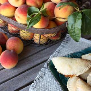 Empanadas de Durazno (Peach Hand Pies) à la Mode
