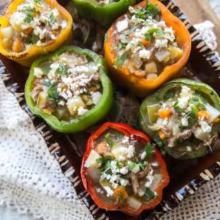 Pimientos Rellenos con Picadillo de Carne Deshebrada (Stuffed Bell Peppers with Shredded Brisket)