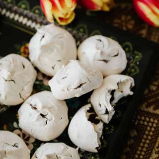 Low-Calorie Chocolate Chip Meringue Cookies