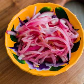Mexican Pickled Onions (Cebollas en Escabeche)