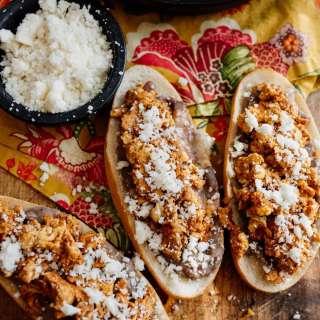 Molletes de Huevo con Chorizo